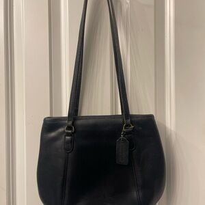 Vintage Coach Black Shoulder Bag with Timeless Design